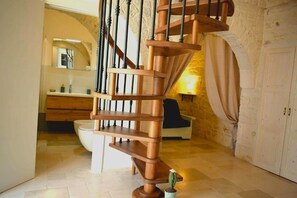 Superior Duplex | Bathroom | Shower, hair dryer, bidet, soap - Arcaica cummersa - Dimora in pietra (Alberobello)