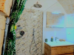 Superior Duplex | Bathroom | Shower, hair dryer, bidet, soap