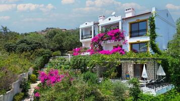 Villa, Balkon, Meerblick | Bügeleisen/Bügelbrett, kostenloses WLAN
