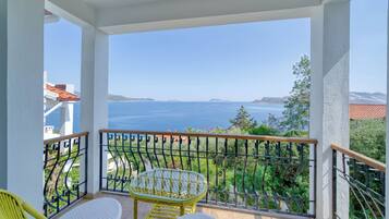 Villa, Balkon, Meerblick | Bügeleisen/Bügelbrett, kostenloses WLAN