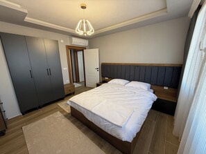 Apartemen Deluks, balkon, pemandangan laut | Seprai premium, tempat tidur Select Comfort, dan didekorasi berbeda-beda