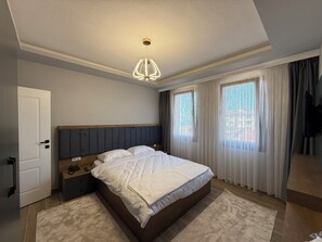 Leilighet – deluxe, balkong, sjøutsikt | Sengetøy av topp kvalitet, individuelt dekorert og individuelt innredet