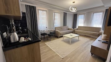 Deluxe-Apartment, Balkon, eingeschränkter Meerblick | Wohnbereich