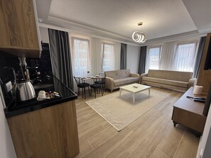 Deluxe Apartment, Balcony, Partial Sea View | Living area | 108-cm Smart TV with satellite channels, heated floors, printers - Güven Palace Suites (Sürmene)