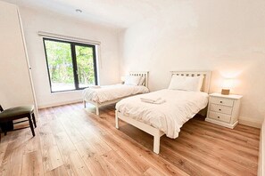 5 多间卧室、免费婴儿床、床单