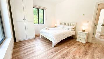 5 bedrooms, free cribs/infant beds, bed sheets