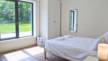 5 bedrooms, free cots/infant beds, bed sheets