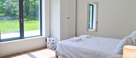 5 chambres, lit de bébé (gratuit), literie fournie