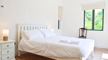 5 bedrooms, free cots/infant beds, bed sheets