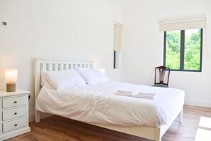 5 bedrooms, free cots/infant beds, bed sheets