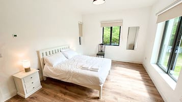 5 bedrooms, free cots/infant beds, bed sheets