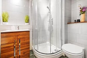 Shower, towels - Leicester1br-wifi-modernapt-kitchen-sleeps2 (Leicester)