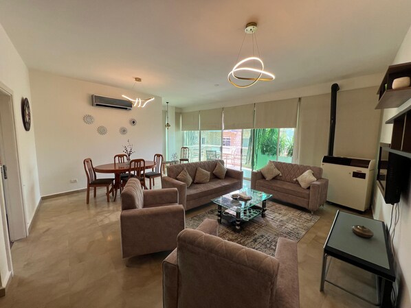 Signature-Apartment, 2 Schlafzimmer, Stadtblick, Bergseite | Wohnbereich