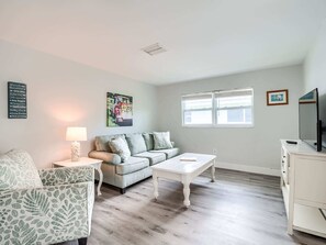 TV - The Manatee at Fort Myers Beach Inn (Fort Myers Beach)