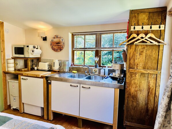 Cottage | Privékeuken | Kookgerei, borden en bestek