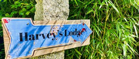 Señal direccional para Harvey's Lodge.