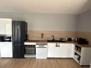 Kjøleskap, mikrobølgeovn, ovn og kokeplater