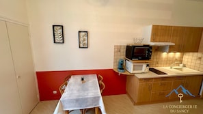 Fridge, microwave, oven, coffee/tea maker