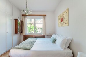1 slaapkamer, een strijkplank/strijkijzer, gratis wifi, beddengoed