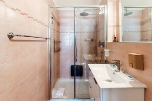Dusche, Haartrockner, Handtücher, Seife
