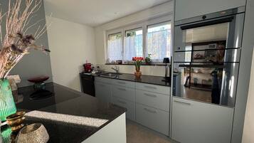 Geladeira, micro-ondas, fogão, cooktop