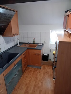 Kühlschrank, Mikrowelle, Ofen, Geschirrspüler