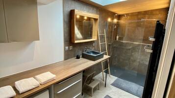 Een douche, een haardroger, handdoeken, zeep