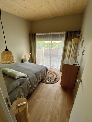 2 bedrooms, iron/ironing board, WiFi, bed sheets