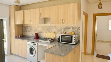 Horno, parrilla de estufa y lavavajillas