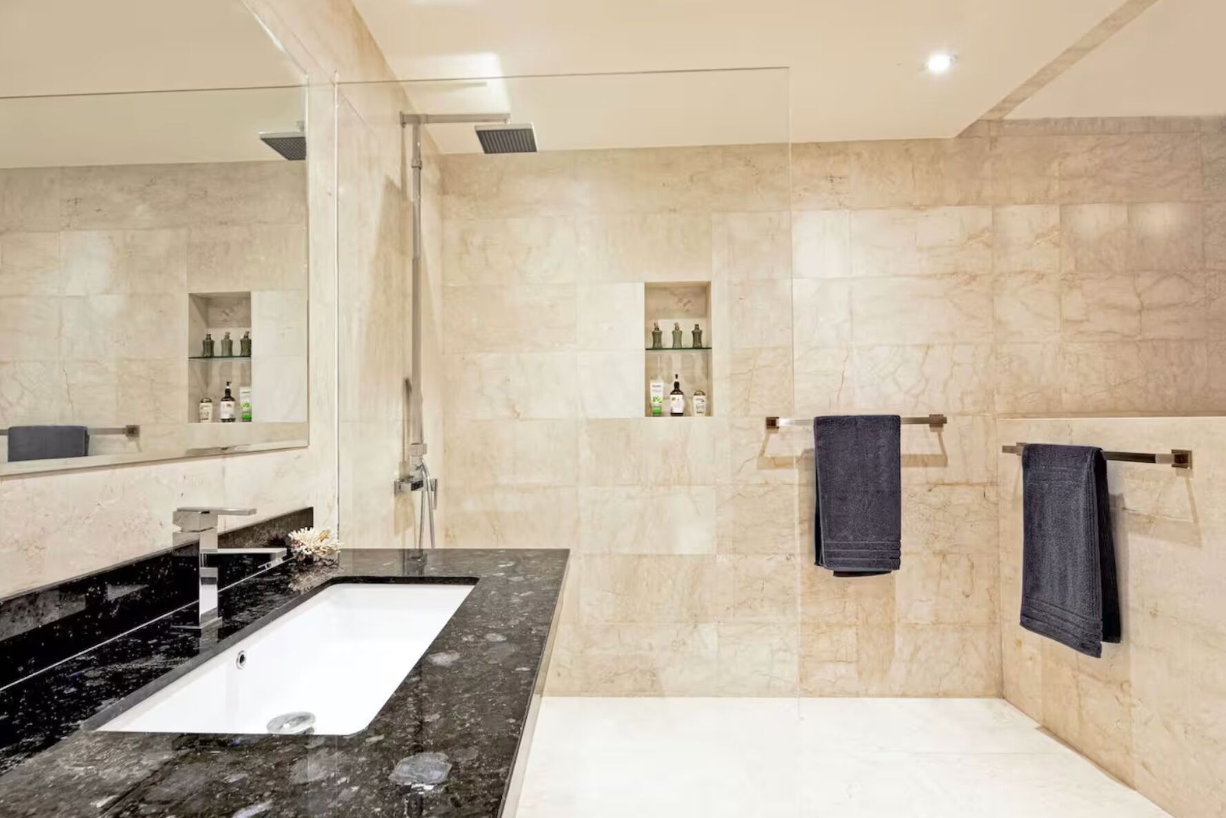 Dusj, hårf øner, håndklær og såpe