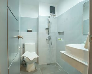 Regadera, bidet, toallas, papel de baño