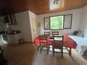 2 室のベッドルーム、アイロン / アイロン台、ベッドシーツ