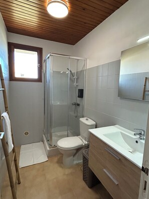 Shower, hair dryer, towels, soap - T3 100m from the beach, quiet, air-conditioned, Internet, Saint-Florent (Saint-Florent)