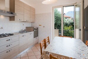 Fridge, oven, dishwasher, coffee/tea maker