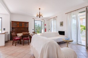 TV, fireplace - Villa Minerva Sperlongaresort (Sperlonga)