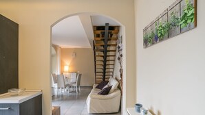 Ein modernes Interieur mit einer Treppe, einem Essbereich und einer Sitzecke.