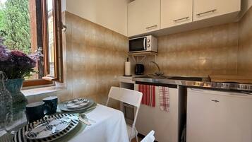 Micro-ondes, plaque de cuisson, cafetiĂšre/bouilloire