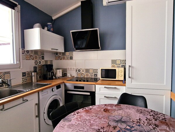 Kühlschrank, Mikrowelle, Ofen, Herdplatte