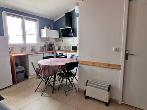 Kylskåp, mikrovågsugn, ugn och spishäll