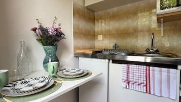Microwave, stovetop, coffee/tea maker