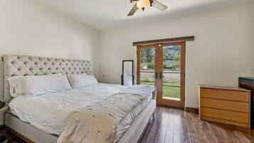 4 bedrooms, iron/ironing board, free WiFi, bed sheets