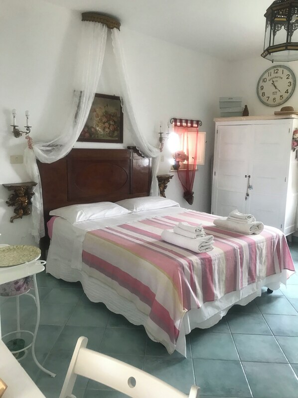 1 habitación, tabla de planchar con plancha, wifi gratis y ropa de cama 