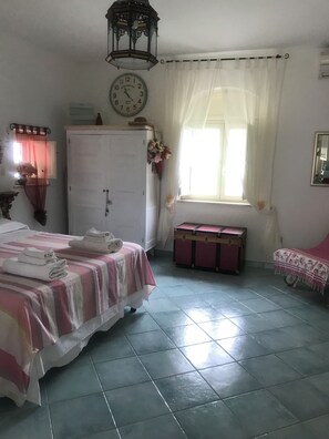 1 habitación, tabla de planchar con plancha, wifi gratis y ropa de cama 