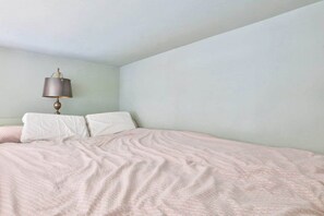 1 bedroom, iron/ironing board, WiFi, bed sheets - Chic T2, Contemporary, Paris 18, Bright, Wifi. (Paris)