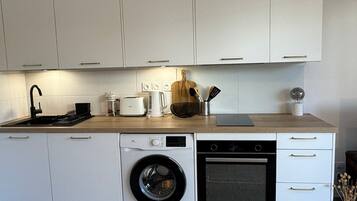 Réfrigérateur, four, plaque de cuisson, cafetière/bouilloire