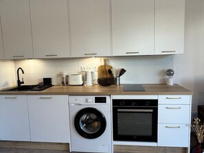 Réfrigérateur, four, plaque de cuisson, cafetière/bouilloire