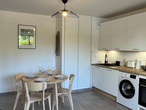 Réfrigérateur, four, plaque de cuisson, cafetière/bouilloire