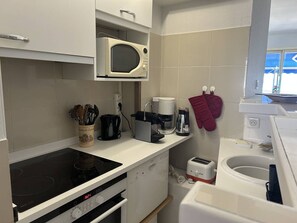 Geladeira, micro-ondas, fogão, cooktop
