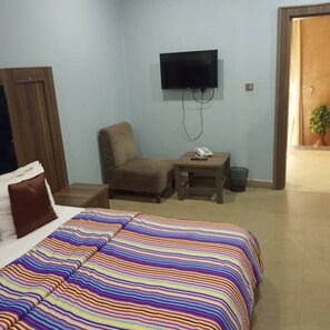 Een bureau, een laptopwerkplek, gratis wifi