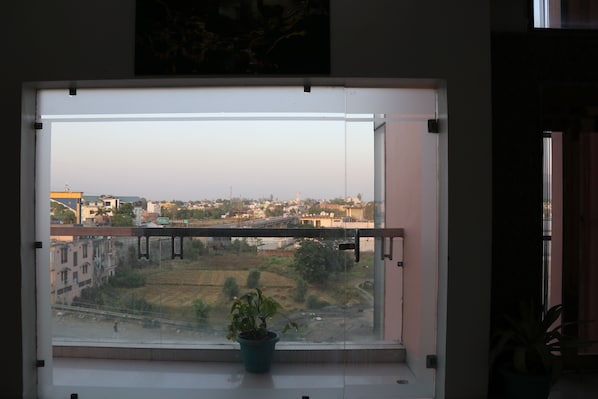 Suite, balcon, vue fleuve | Ameublement personnalisé, bureau